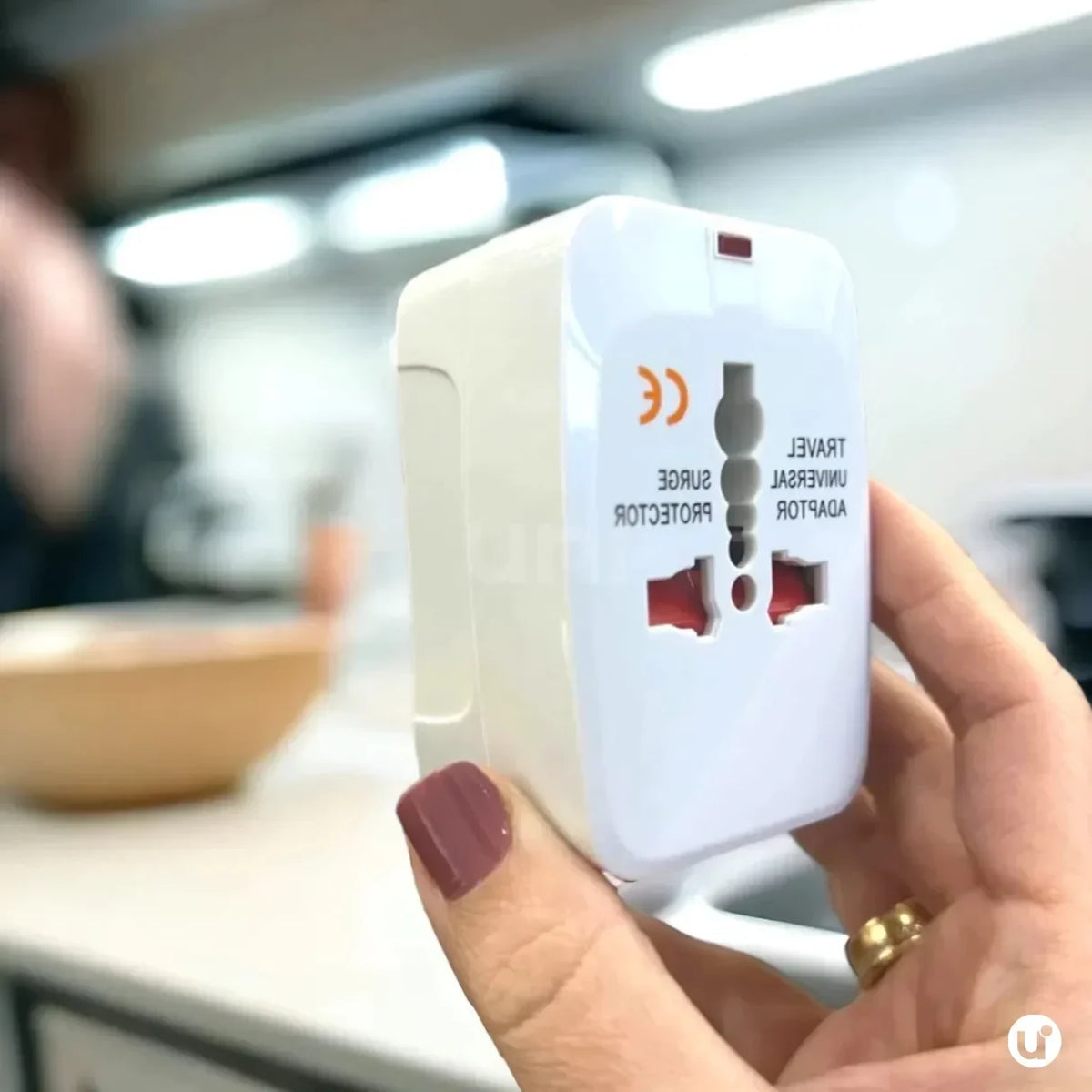 Adaptador de Tomada Internacional Universal Bivolt com Proteção Contra Surtos